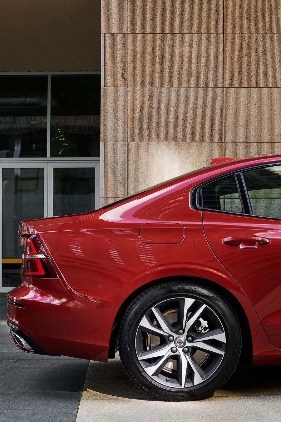 Детали экстерьера Volvo S60 T5 R-Design 2018 года  (WW) (фото 5 из 24)